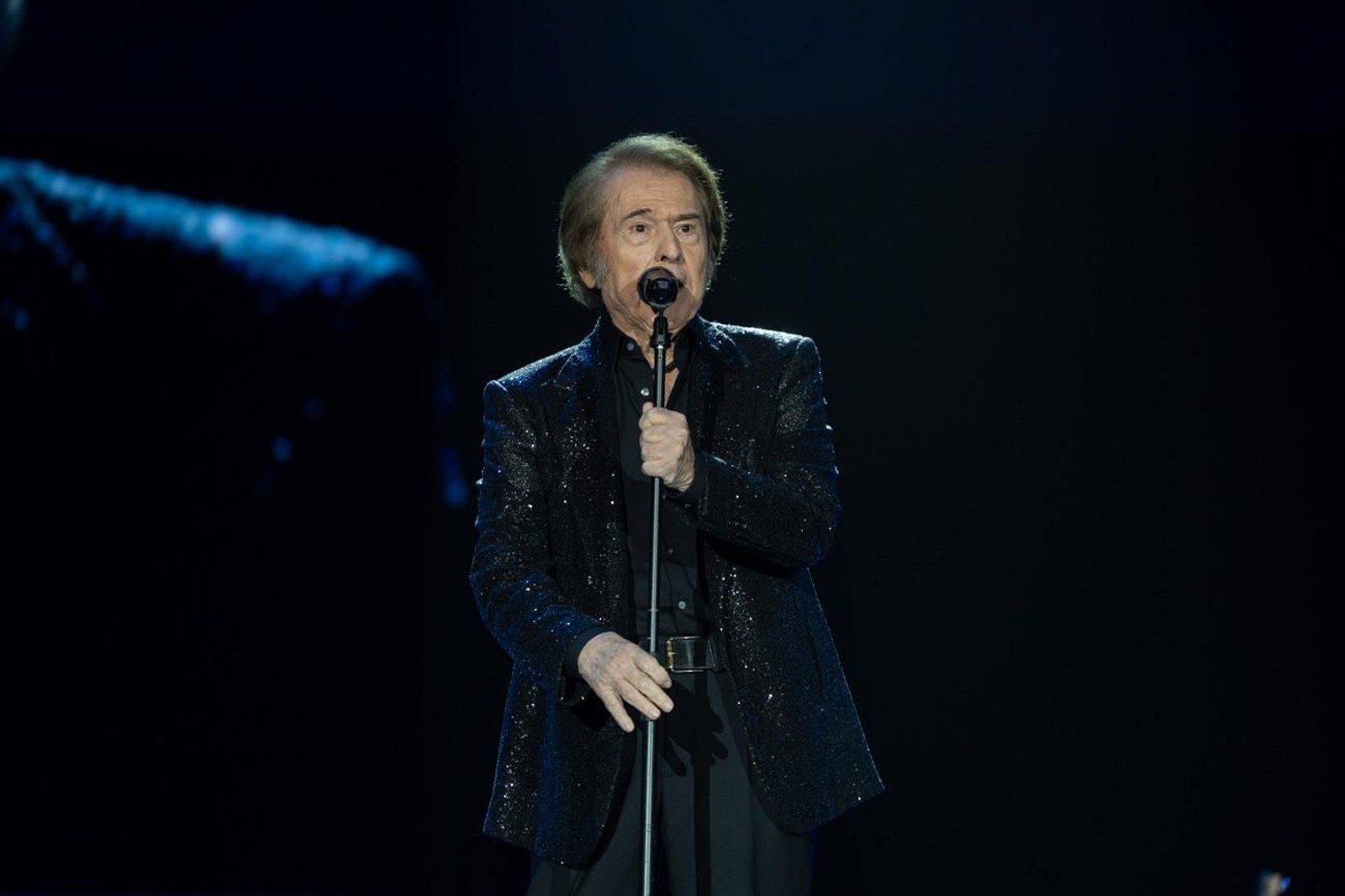 Así se disfruta en Jaén del concierto de Raphael, "Raphaelísimo"