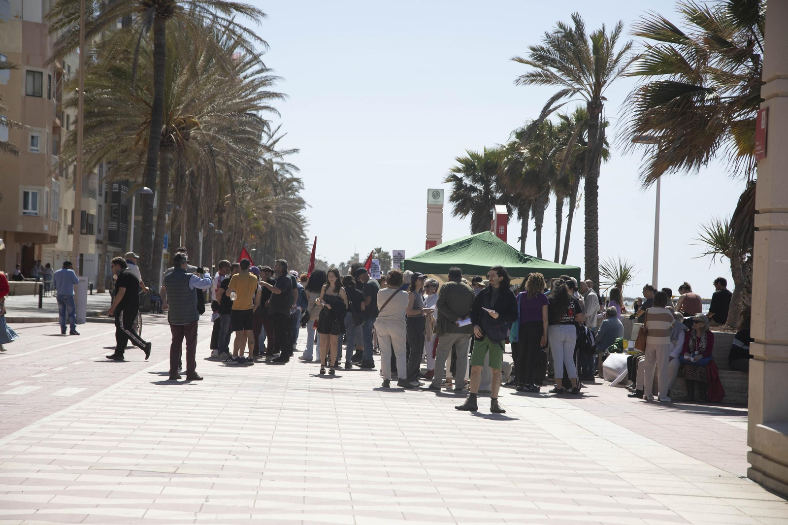 Imágenes de la manifestación en contra del negocio de la vivienda en Almería