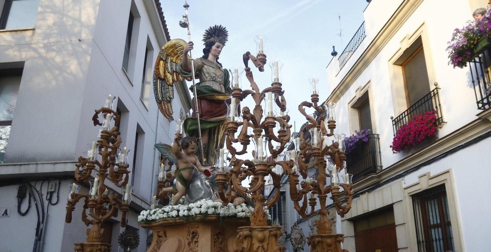El Arcángel San Rafael, durante la procesión de 2022.