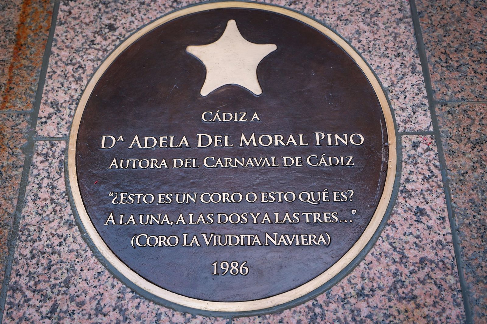 Las imágenes del descubrimiento de la estrella de Adela del Moran el Paseo de la Fama del Carnaval de Cádiz