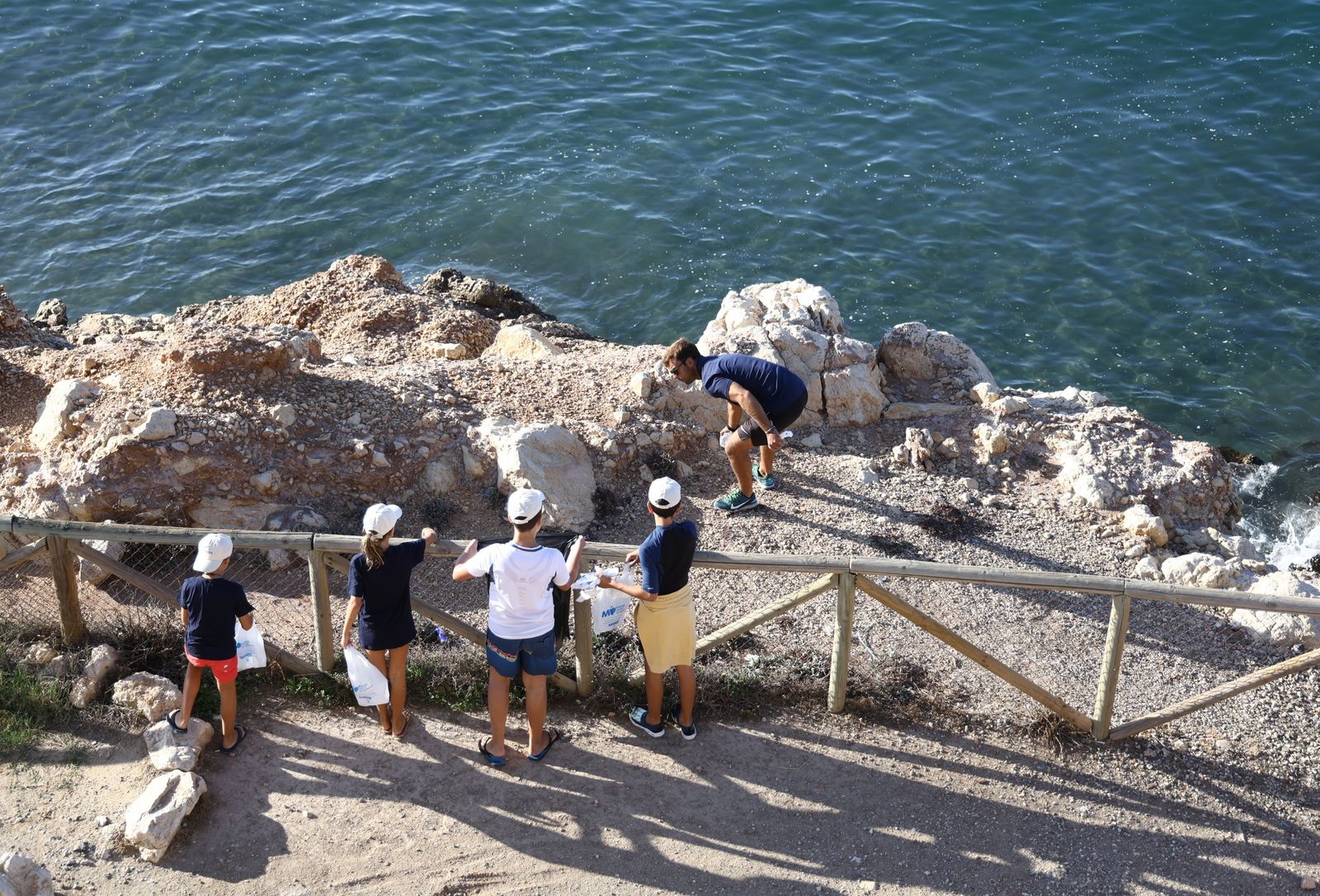 Una de las imágenes de que deja la jornada de recogida de residuos en playas de Málaga.
