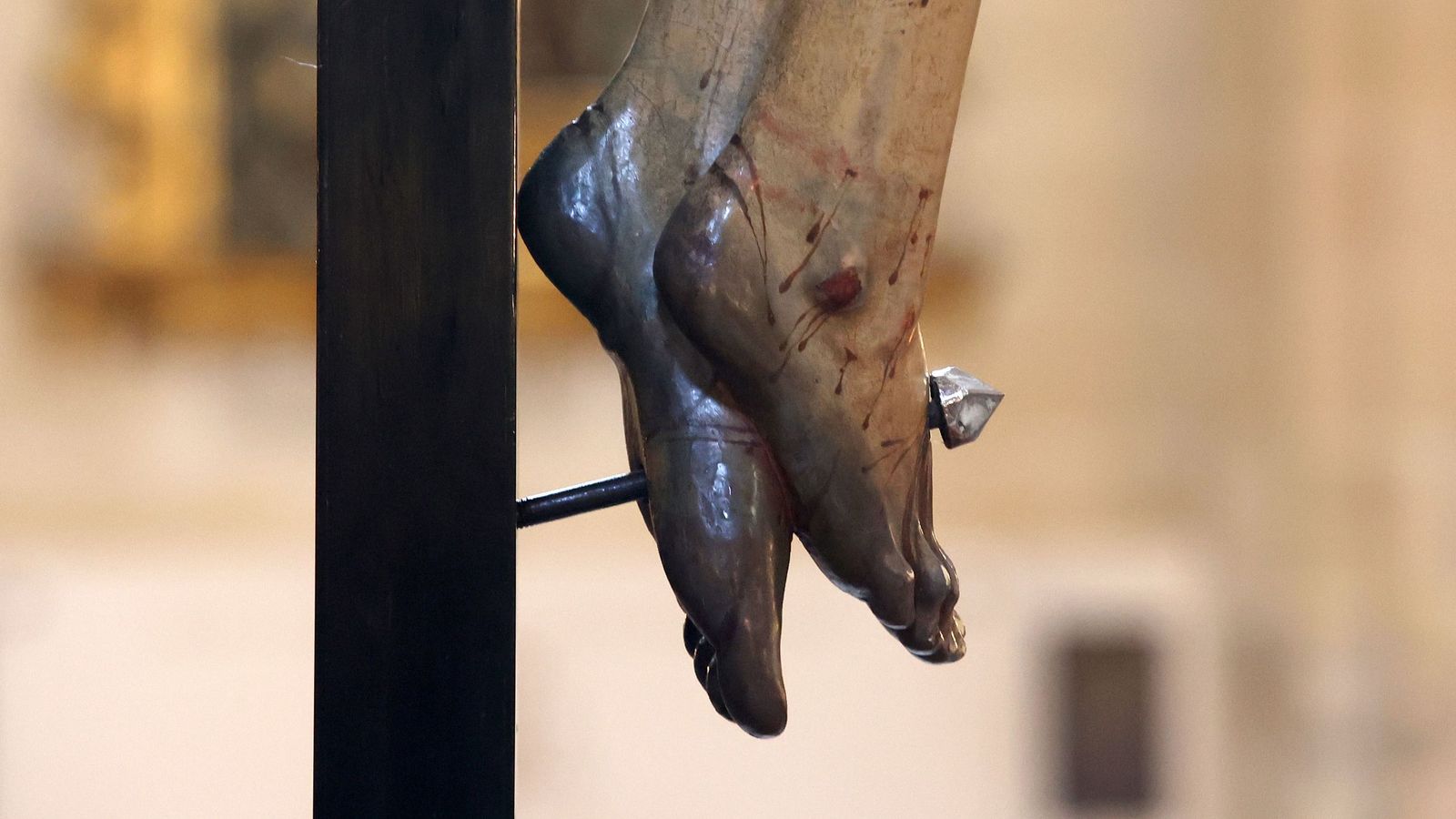 Los pies del Cristo de la Viga.