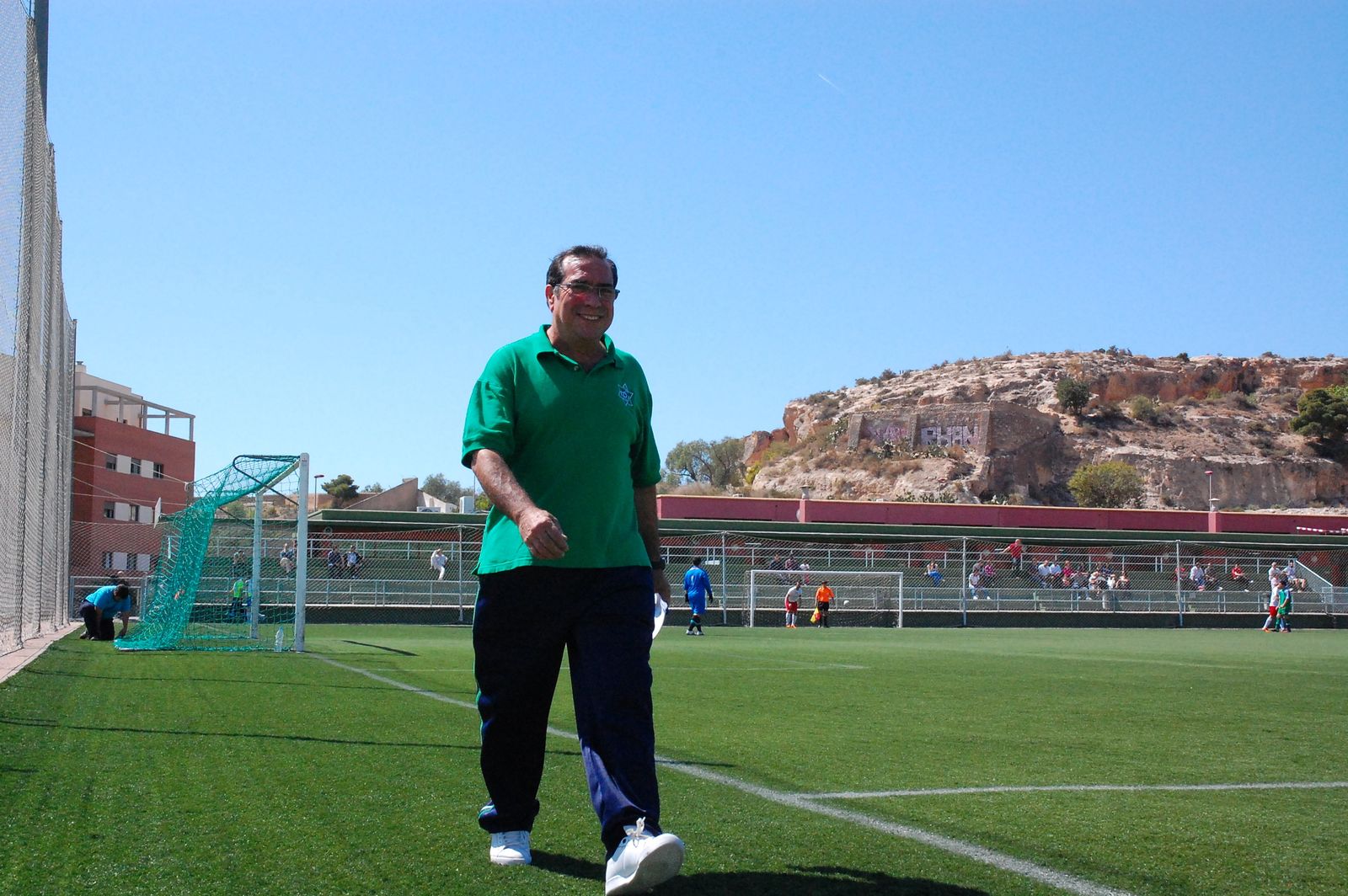 Pepe Asensio camina por uno de los fondos del campo de la Ciudad Deportiva de Los Ángeles.
