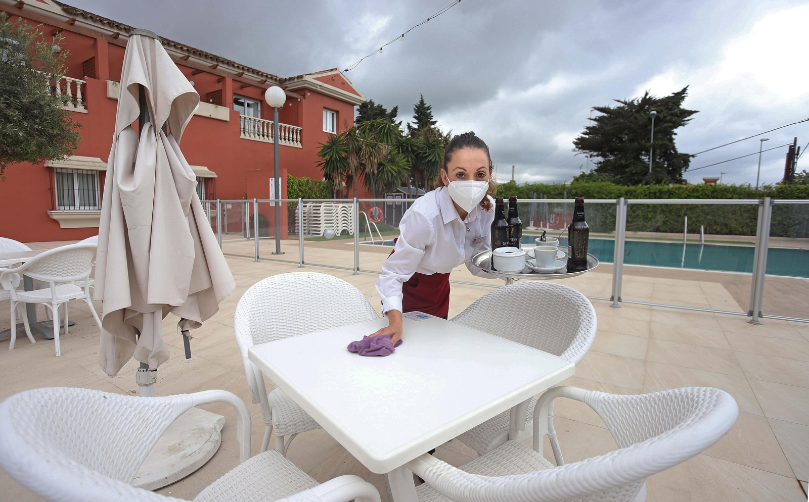 Una camarera recoge una mesa en el hotel Alborán de Algeciras.