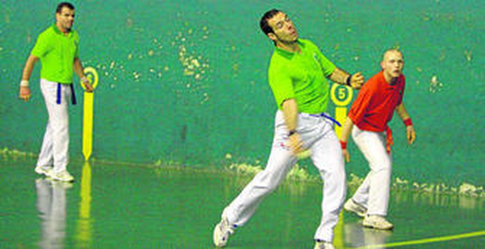 Irigoien (centro) e Iparragirre (izquierda) le dieron al CP Almería el título en la especialidad de mano parejas en el Valle de Hebrón.