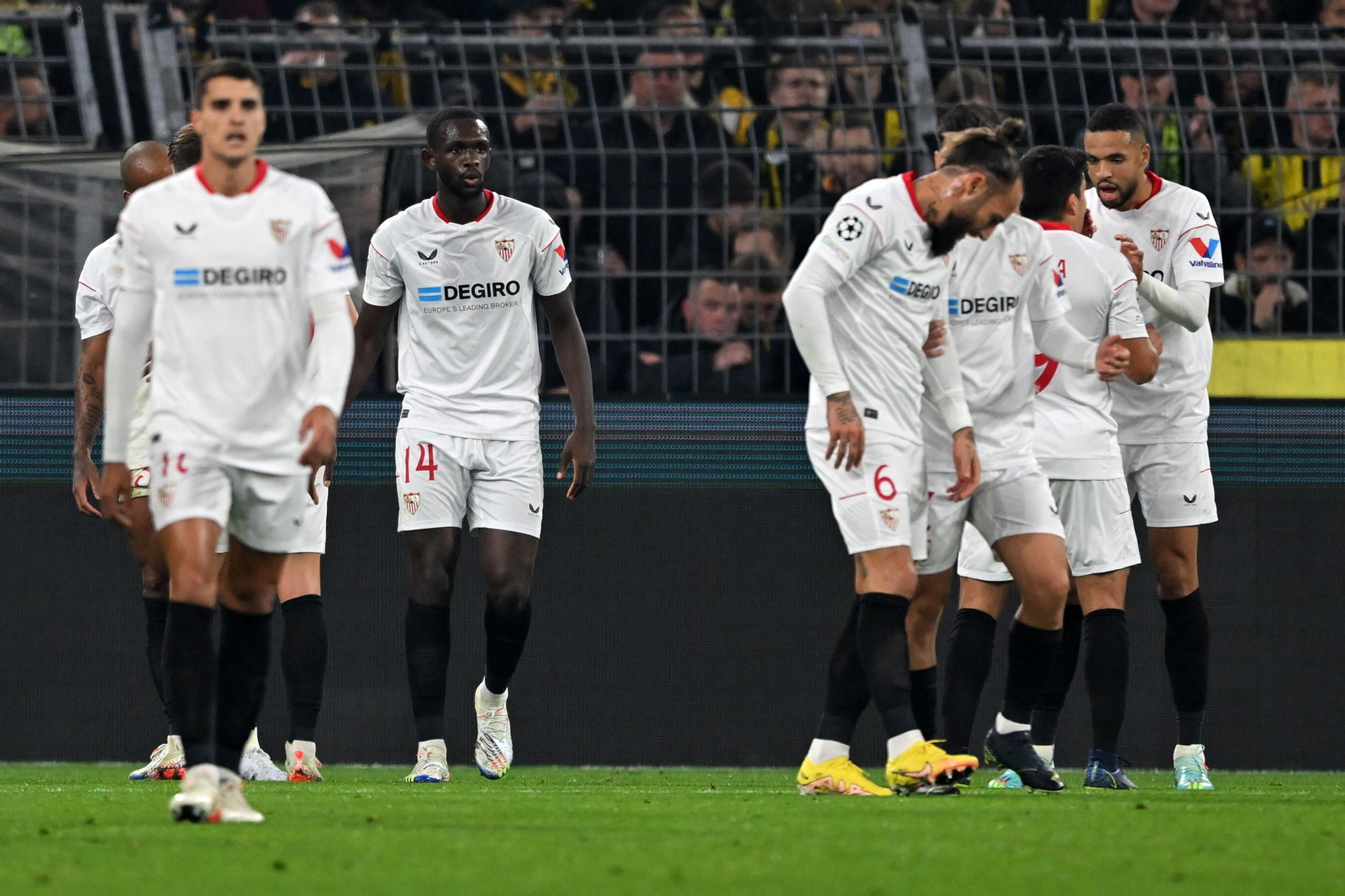Los jugadores del Sevilla celebran en el gol de Nianzou.