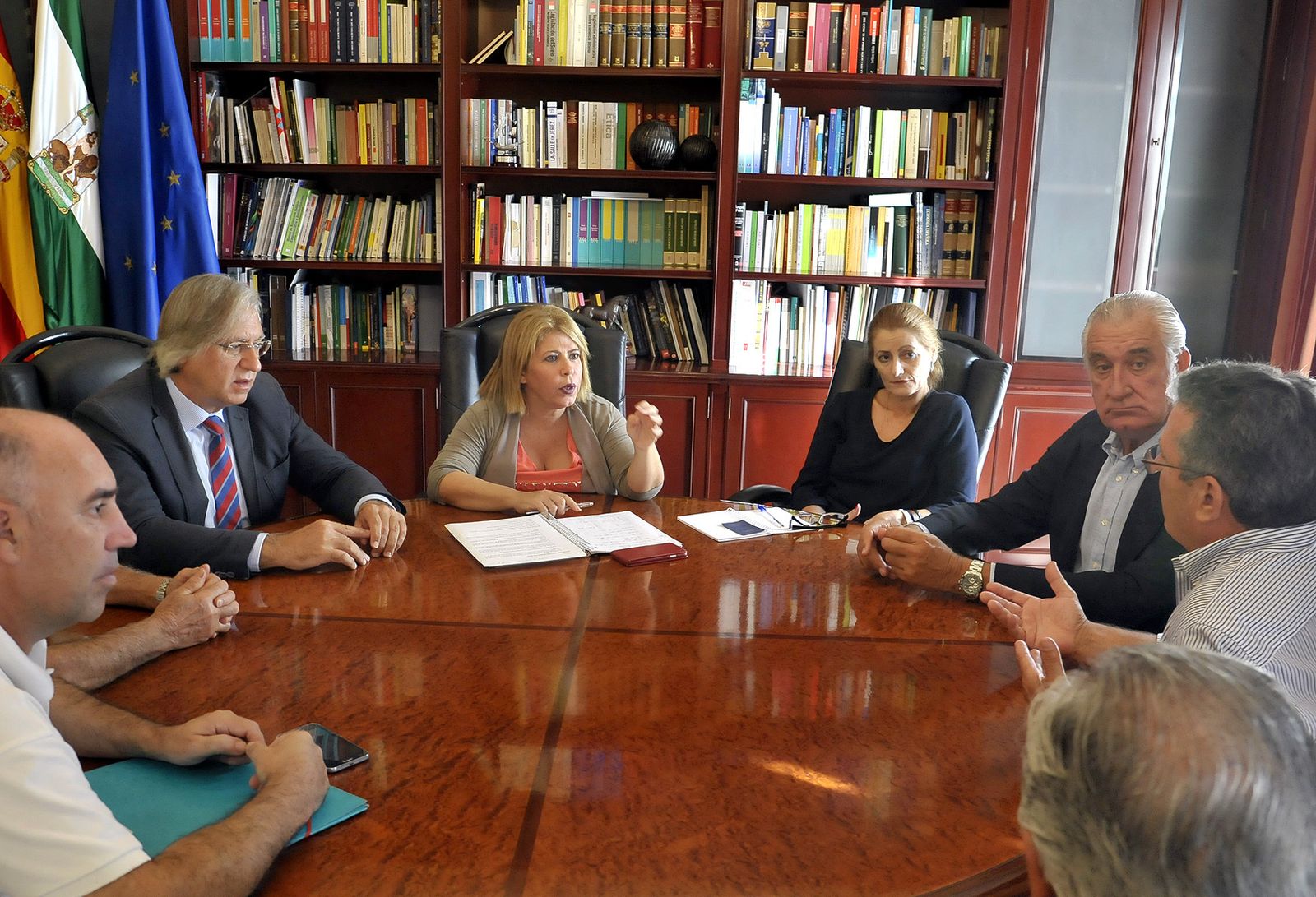 Un momento de la reunión de Mamen Sánchez y Francisco Camas con empresarios del sector de la tonelería.