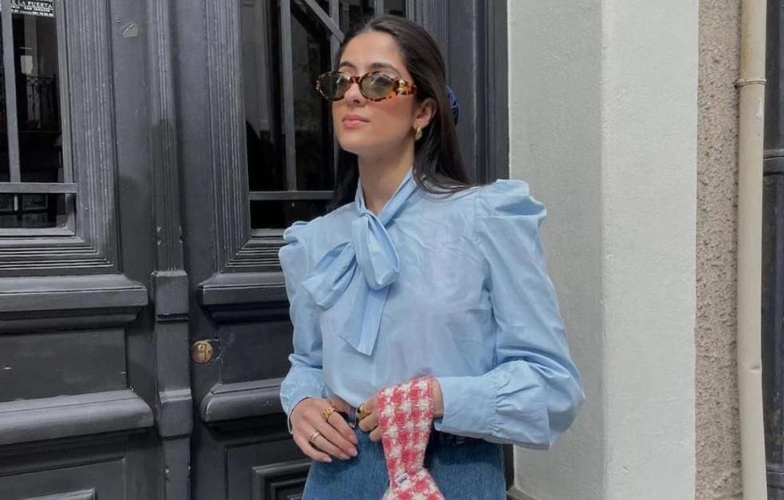 Las blusas con lazada seguirán pisando fuerte en 2026.