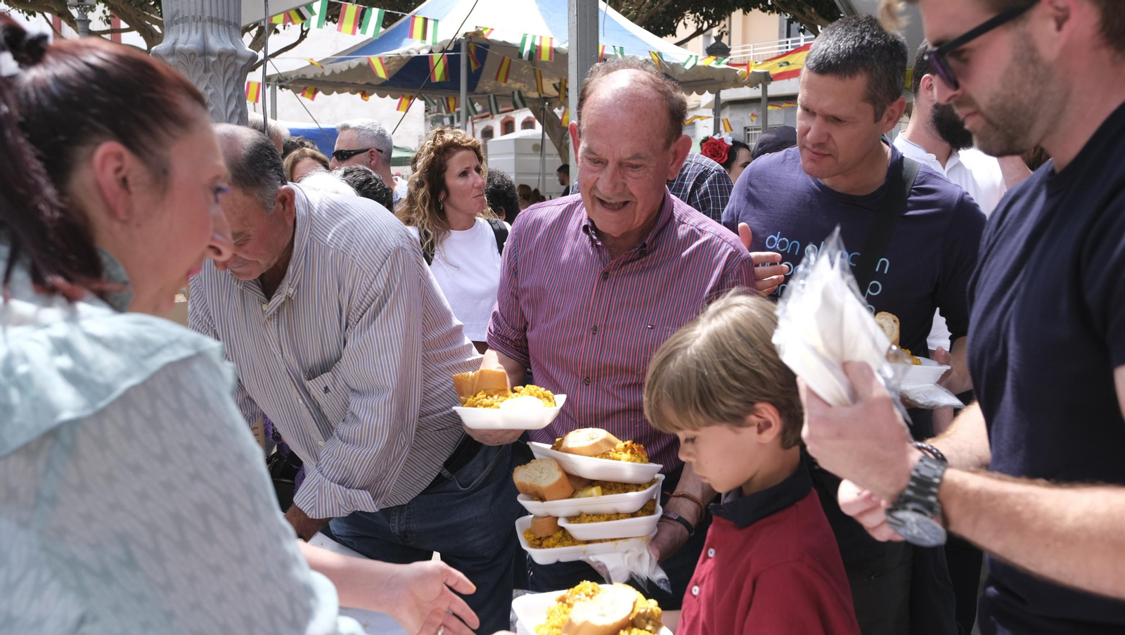 Imágenes de la paella popular en las Fiestas de Canjáyar