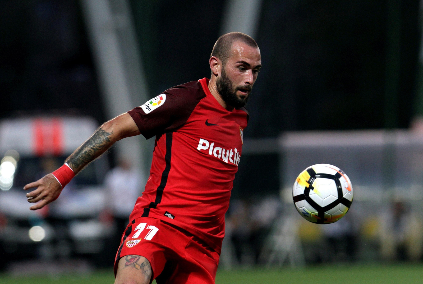 Aleix Vidal controla un balón durante el encuentro contra el Zalgiris.