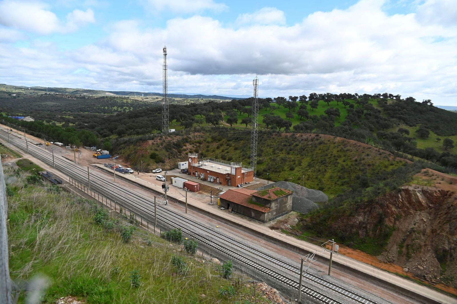 Los trenes vuelven a Adamuz un mes después de la tragedia, en imágenes