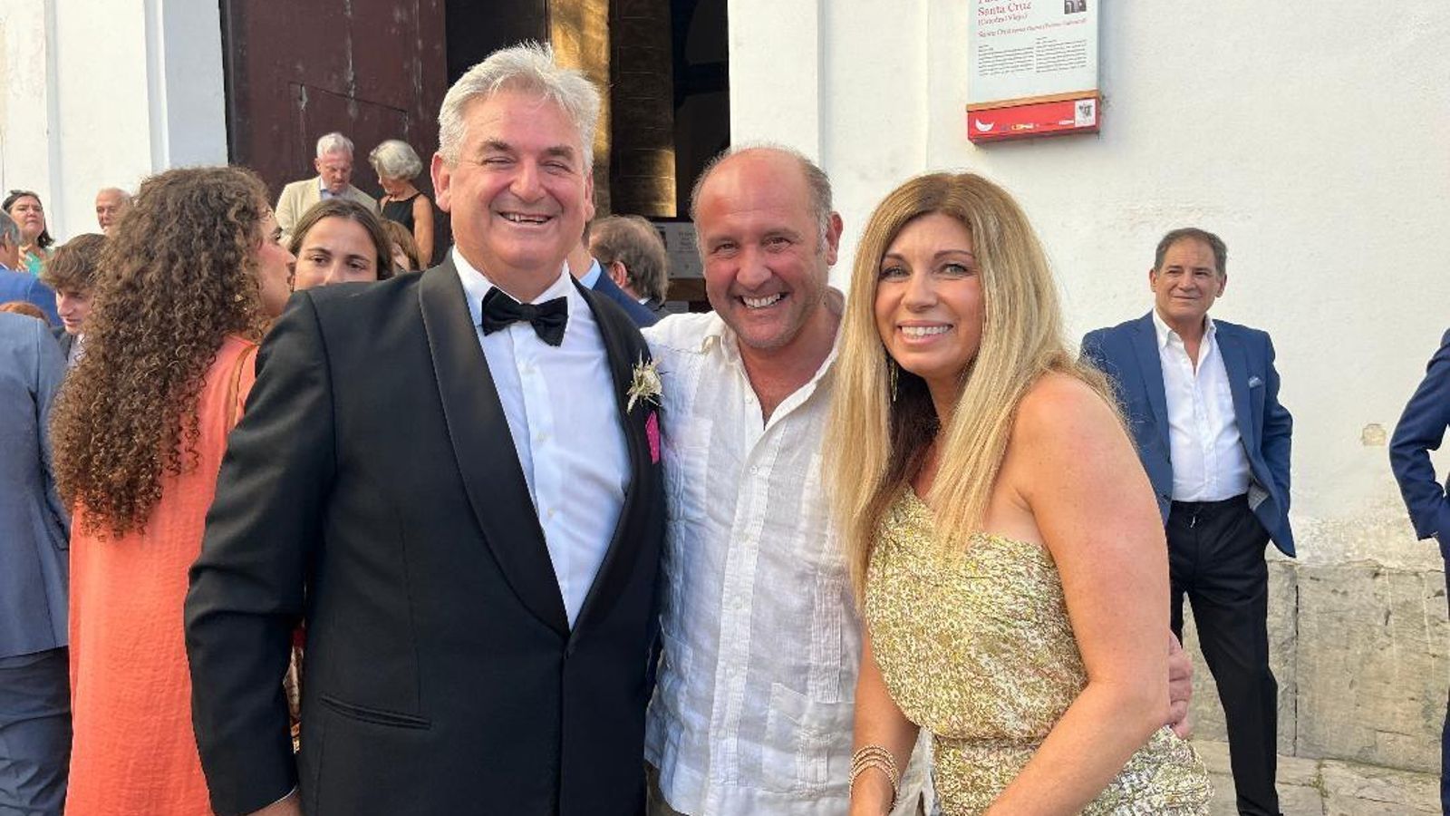 José Luis Ortiz Miranda con Juan José Ortiz y Yolanda Risco tras finalizar la ceremonia religiosa.