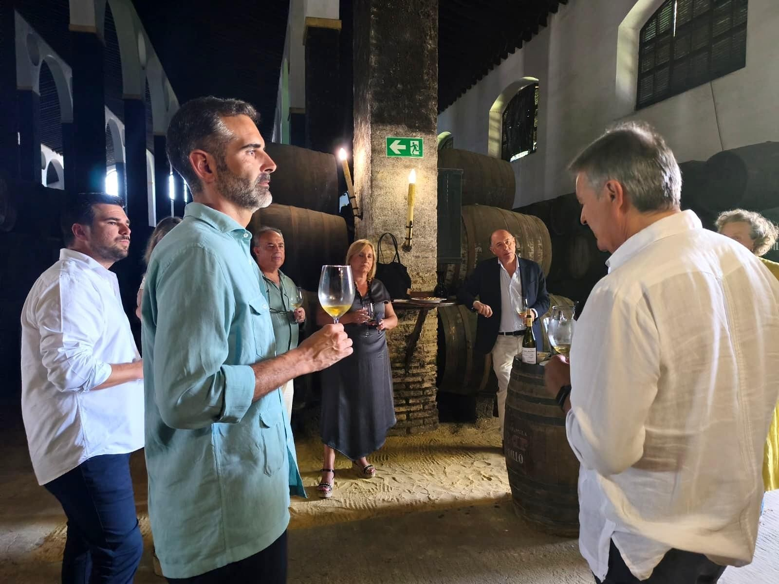 El consejero de Agricultura, durante su visita a Bodegas Barbadillo en Sanlúcar de Barrameda.