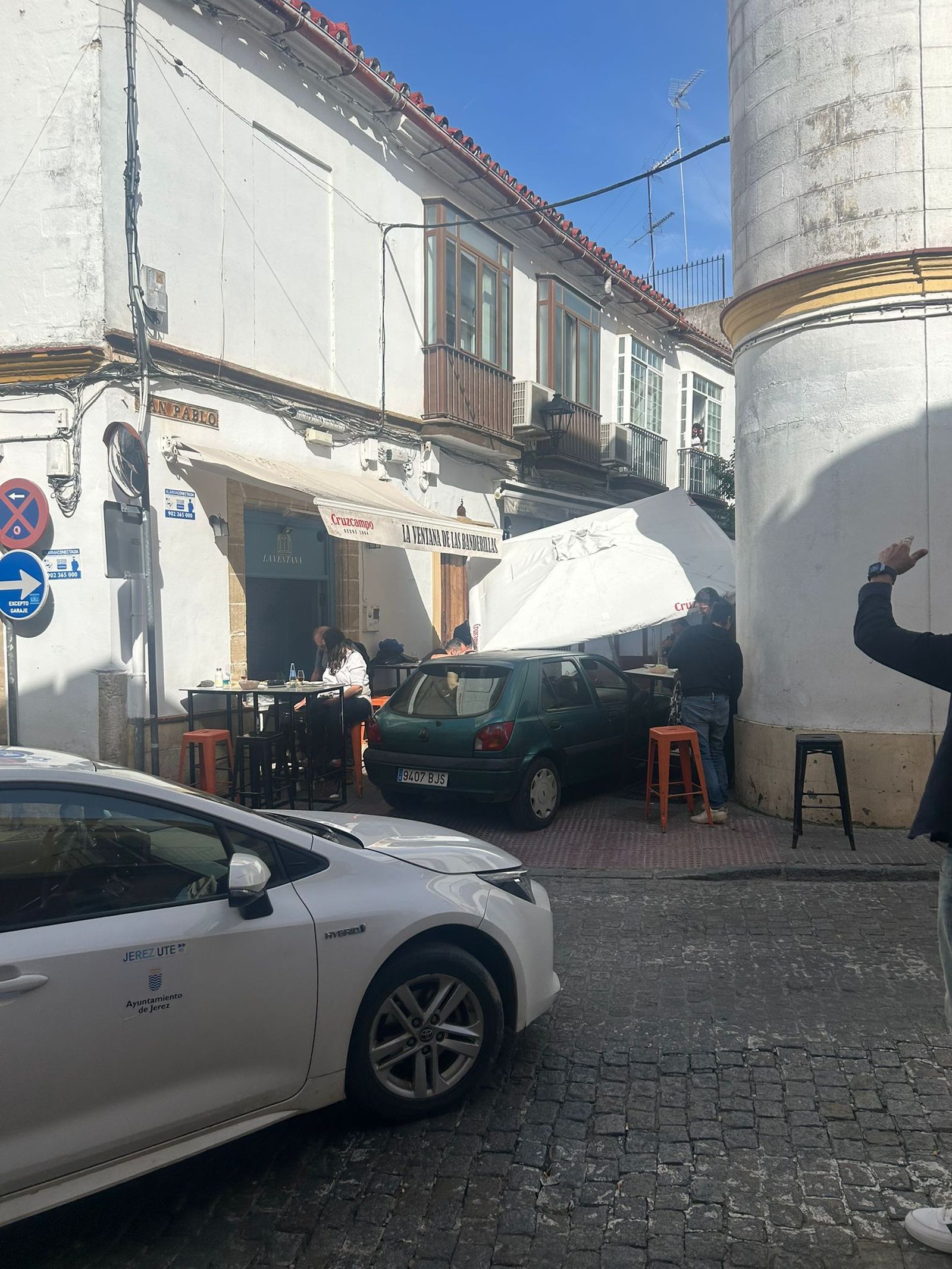 El coche, en medio del inicio de la calle San Pablo.