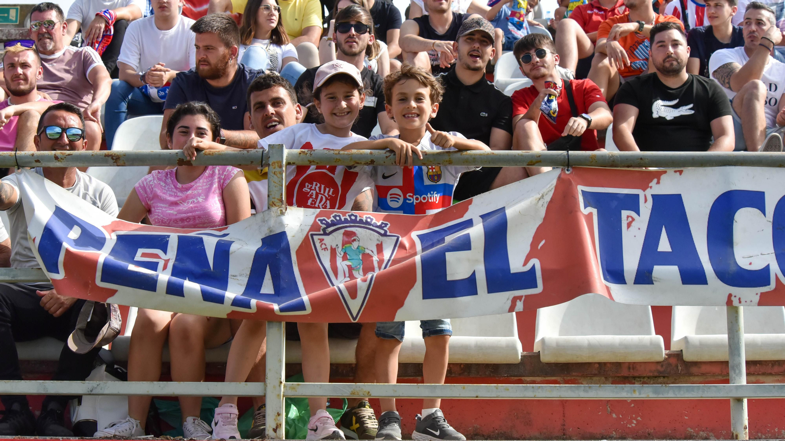 Fotos de la afición durante el Algeciras CF - AD Merída en el estadio municipal de Algeciras