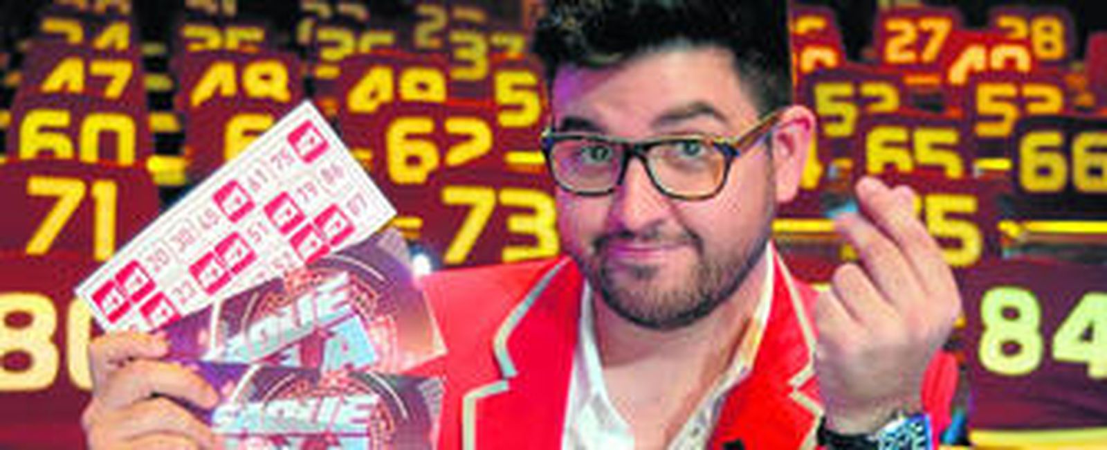 Manu Sánchez con las primeras tarjetas de su nuevo concurso con el recuperado nombre de Saque bola.