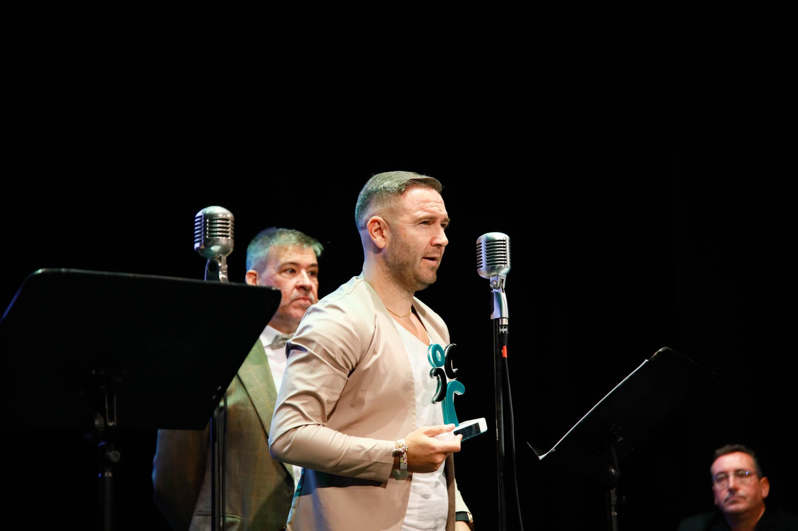 Diego Capel durante su intervención tras recoger su premio en reconocimiento a su trayectoria en el mundo del fútbol.