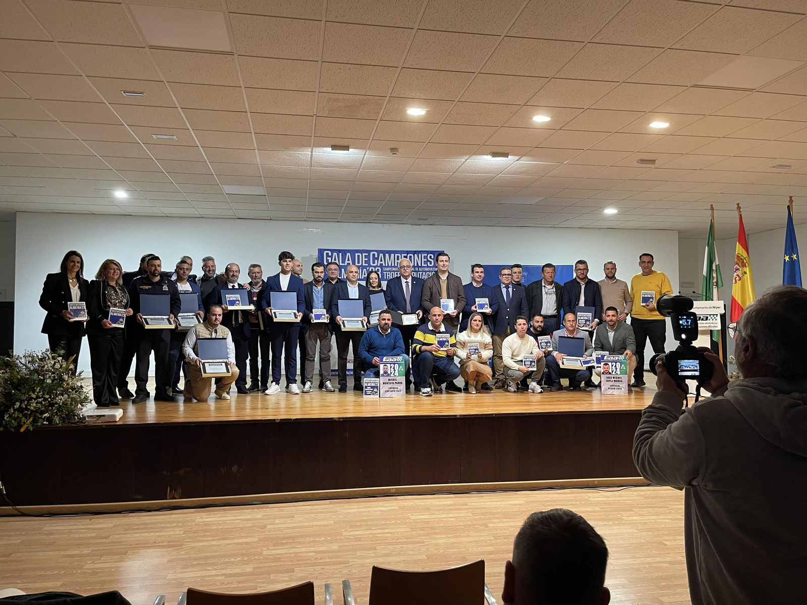 Foto de familia de todos los premiados en esta Gala del Automovilismo.