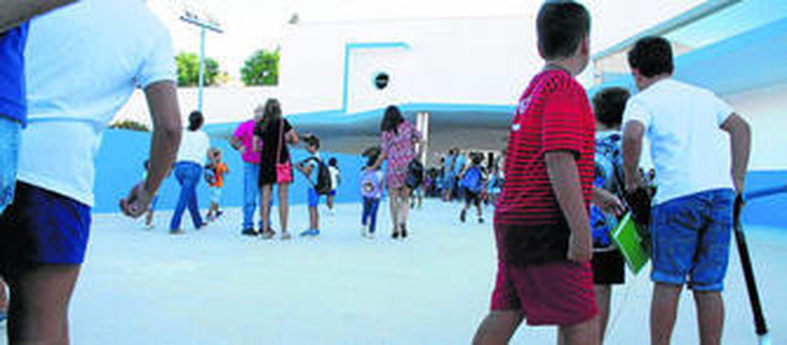 El colegio público Costa Oeste, ayer durante la entrada de los niños y niñas al centro educativo.