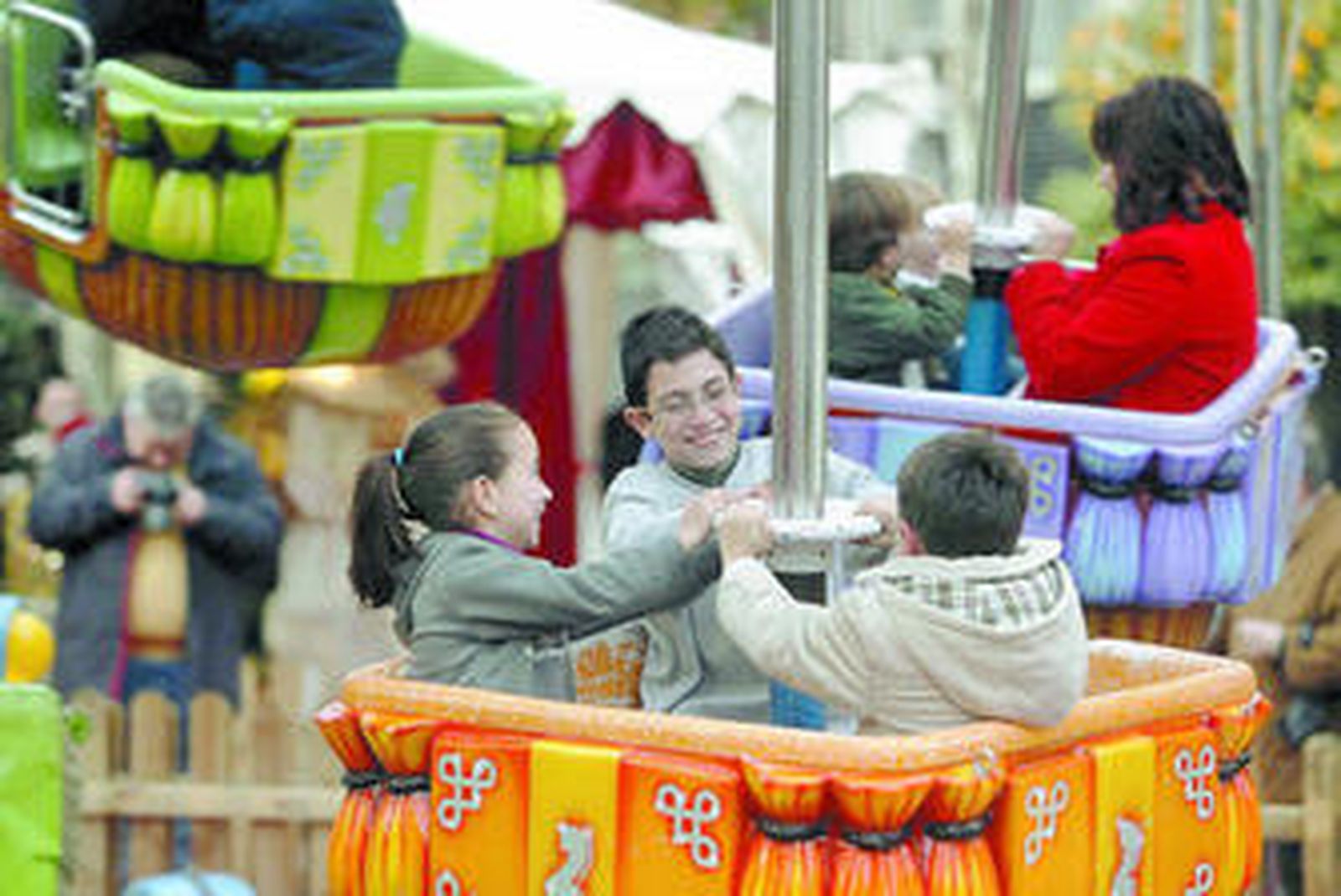 Varios niños se divierten subidos a 'Los Globos' de el Bulevar de gran Capitán.
