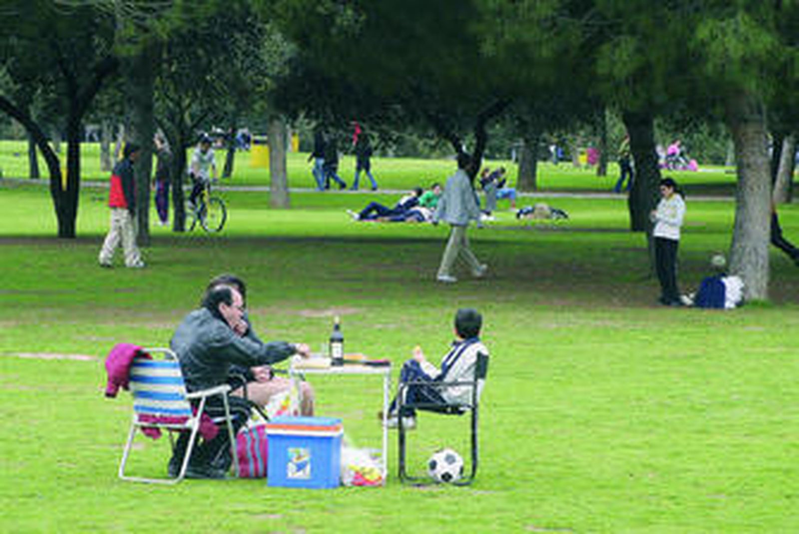 Familias en el parque durante el fin de semana.