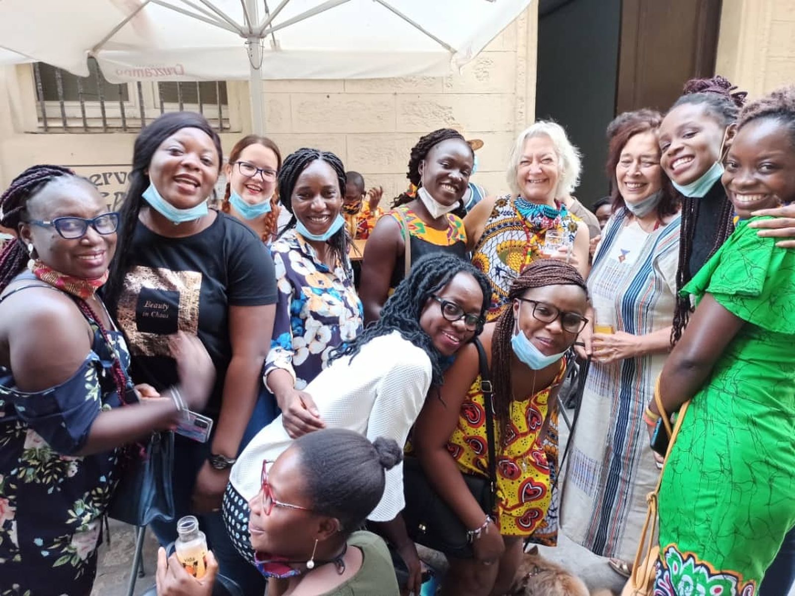 Algunas de las erasmus costamarfileñas posan con personal de la UCA.