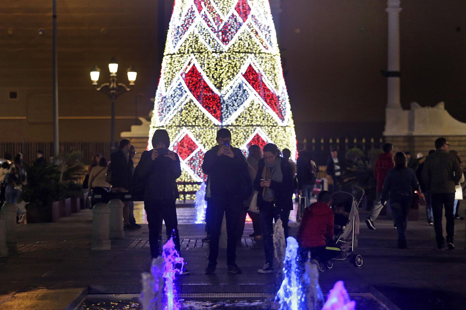 El encendido del alumbrado inaugura la Navidad en Cádiz