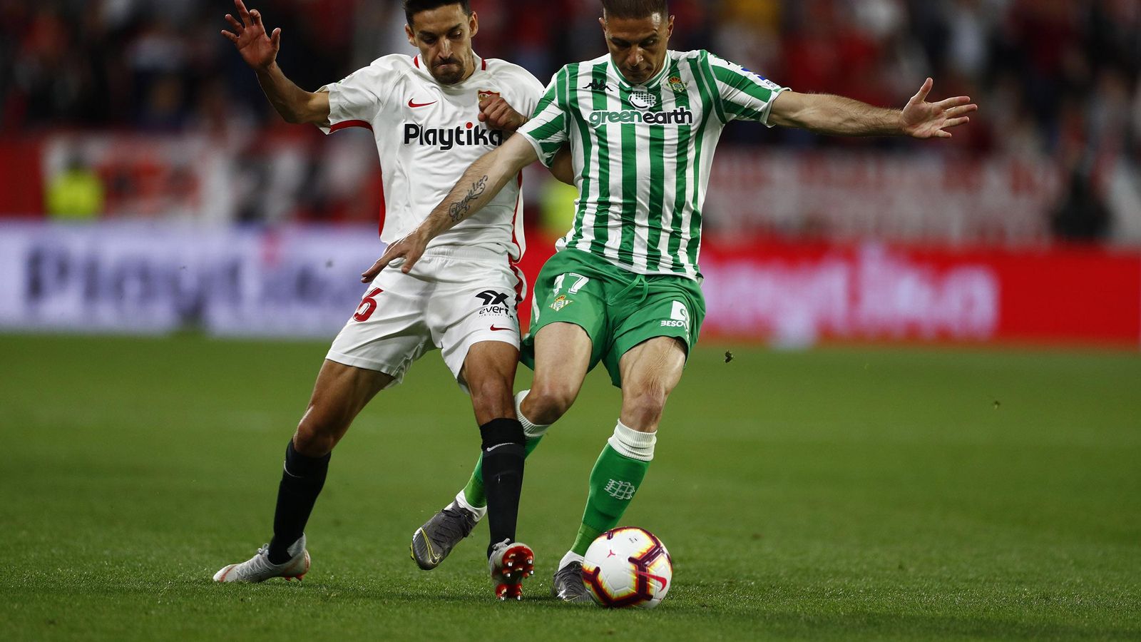 Joaquín disputa el balón con Jesús Navas en el derbi del sábado.