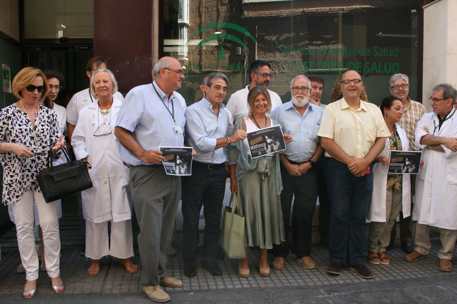 La delegada de Salud y los presidentes de los colegios profesionales en la concentración celebrada a las puertas del centro de salud Mentidero de Cádiz.
