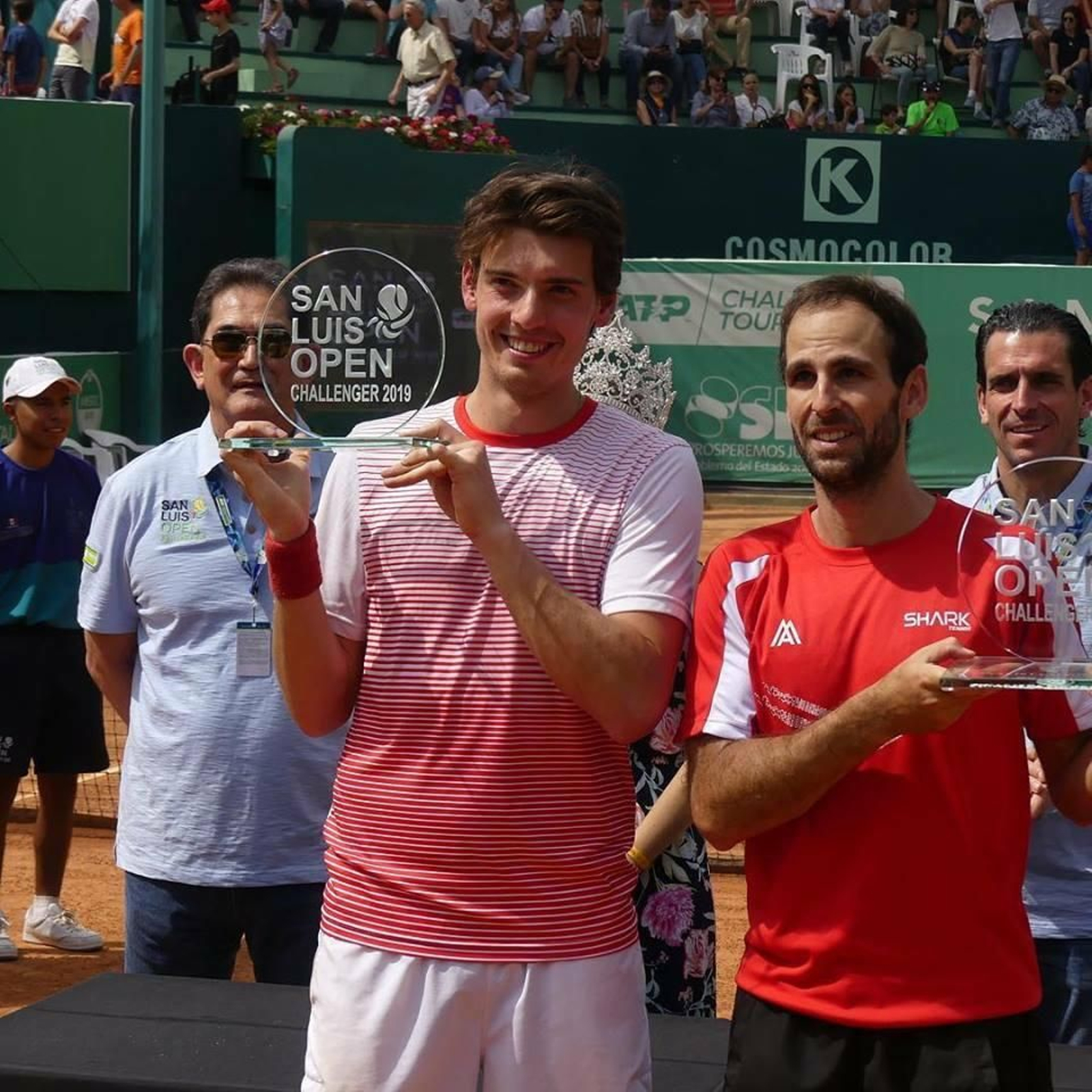 Adrián Menéndez, a la derecha, en la entrega de trofeos.