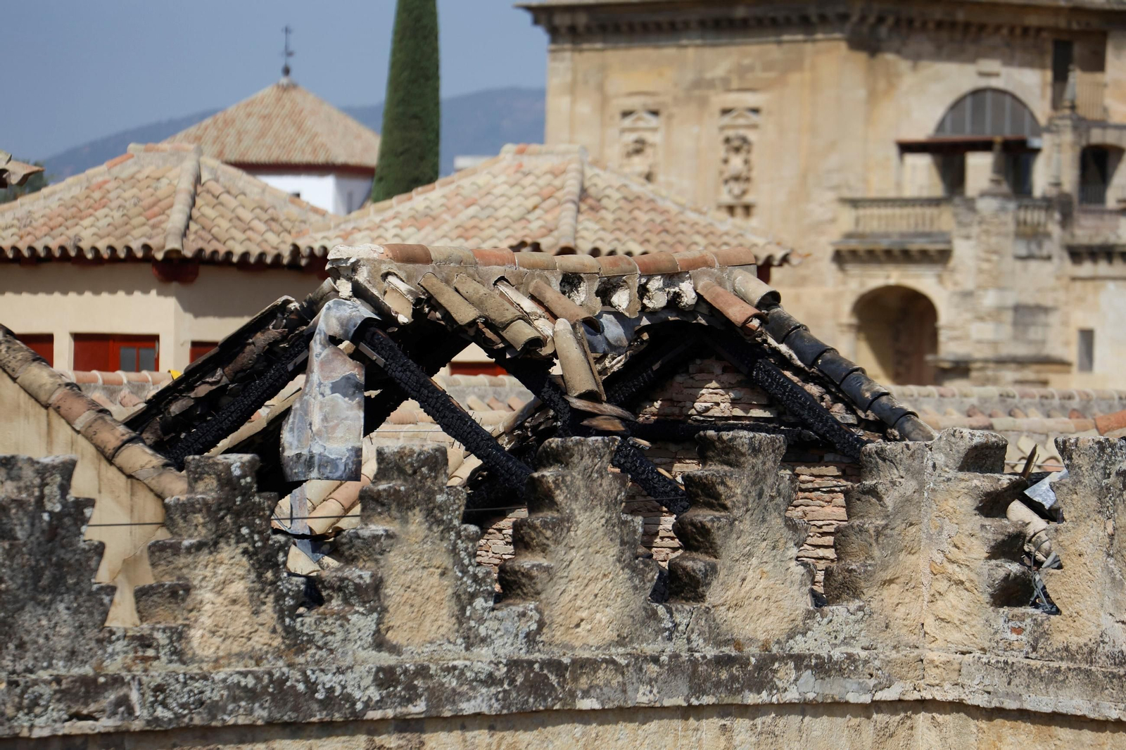 Estado en el que ha quedado la cubierta de la Mezquita-Catedral sobre las capillas afectadas por el incendio.