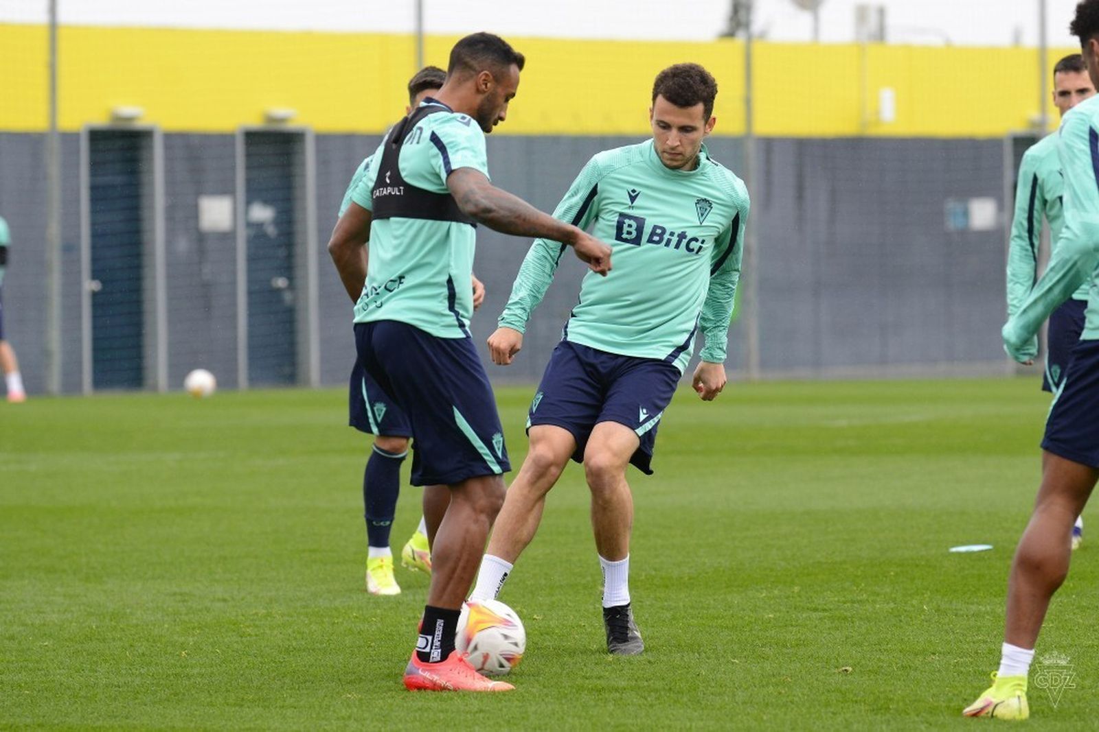 Idrissi, con Akapo durante su etapa en el Cádiz.