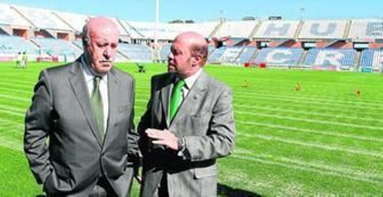 El seleccionador nacional Vicente del Bosque -en la imagen, con Pablo Comas- quedó convencido de los trabajos de mejora que se están realizando en el césped del Nuevo Colombino.