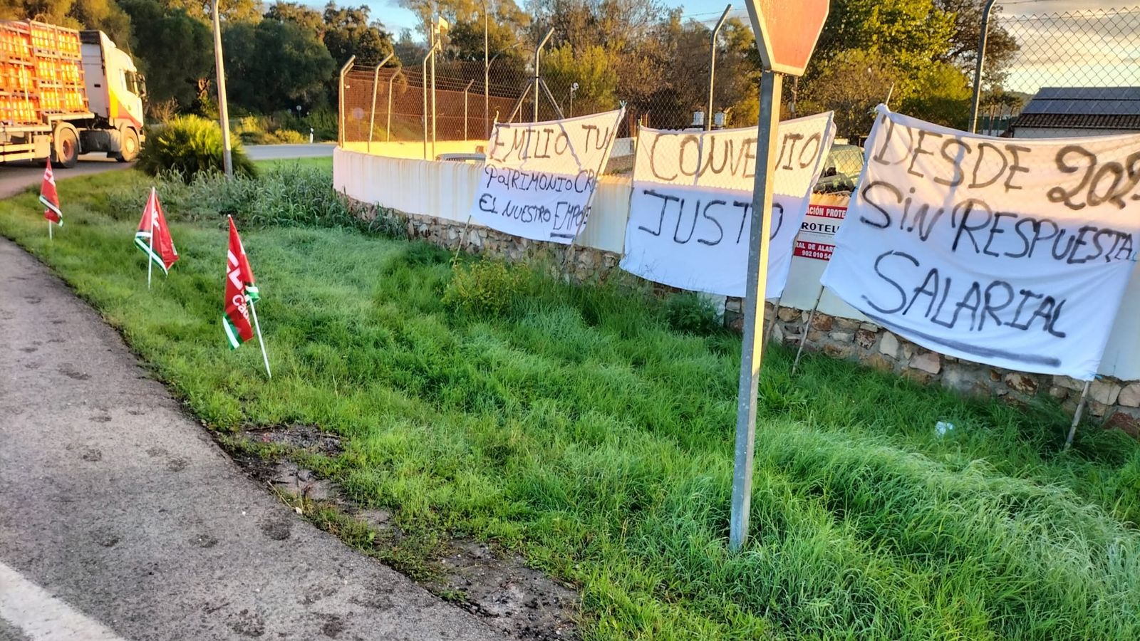 Pancartas de la manifestación de los trabajadores de La Almoraima.