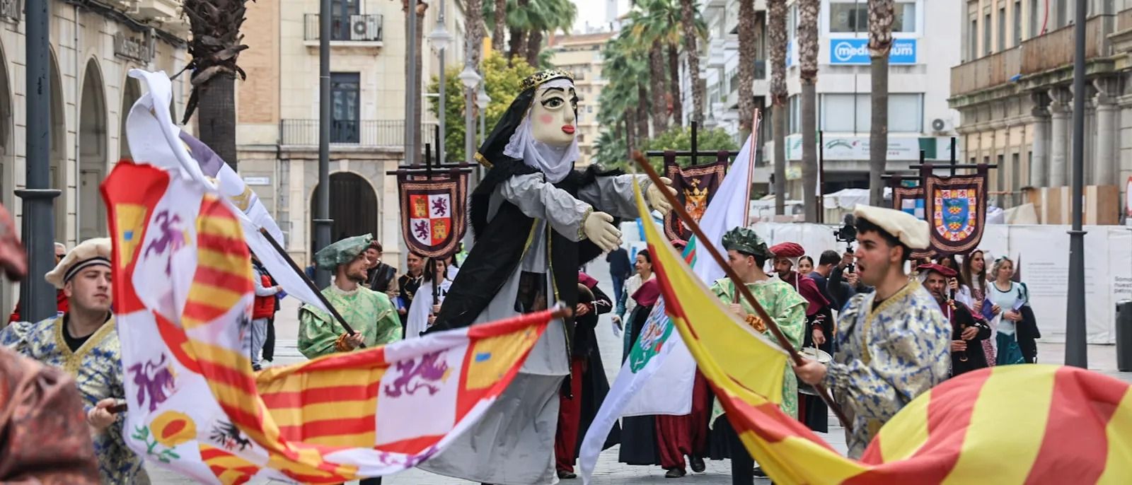 Pasacalles de anuncio de la Feria Medieval del Descubrimiento de Palos del Frontera.