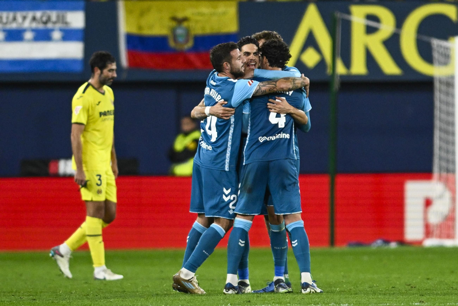 Bartra se abraza con Ruibal, Llorente y Johnny tras el pitido final.