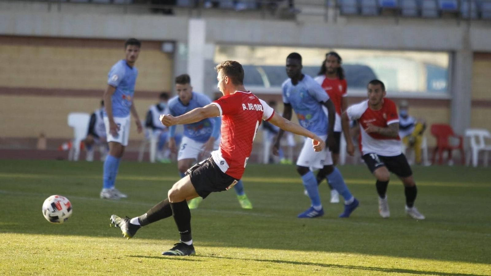 Alberto del Moral dispara a gol desde el punto de penalti.