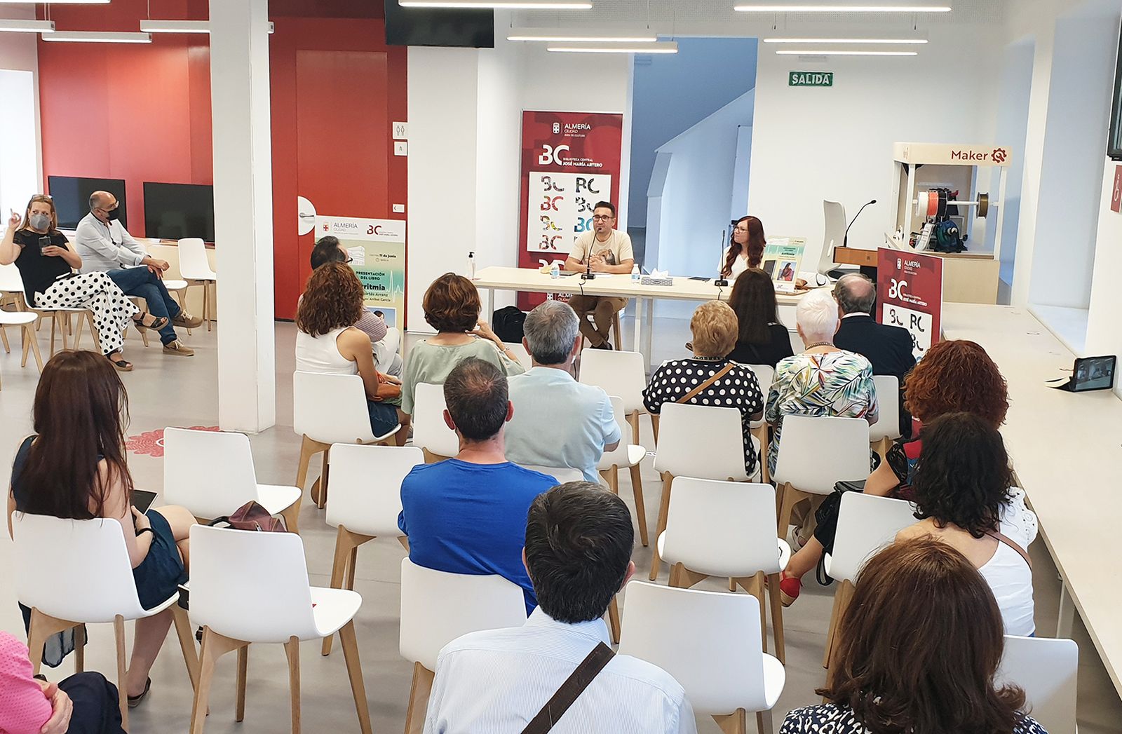 Irene Cortés Arranz acompañada por Aníbal García durante la presentación de ‘Arritmia’.