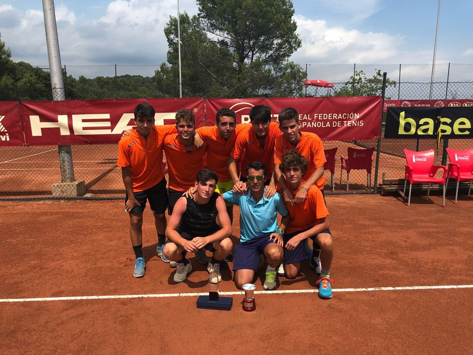 Los integrantes del equipo cadete del CT Nazaret posan con sus trofeos tras ganar la final.