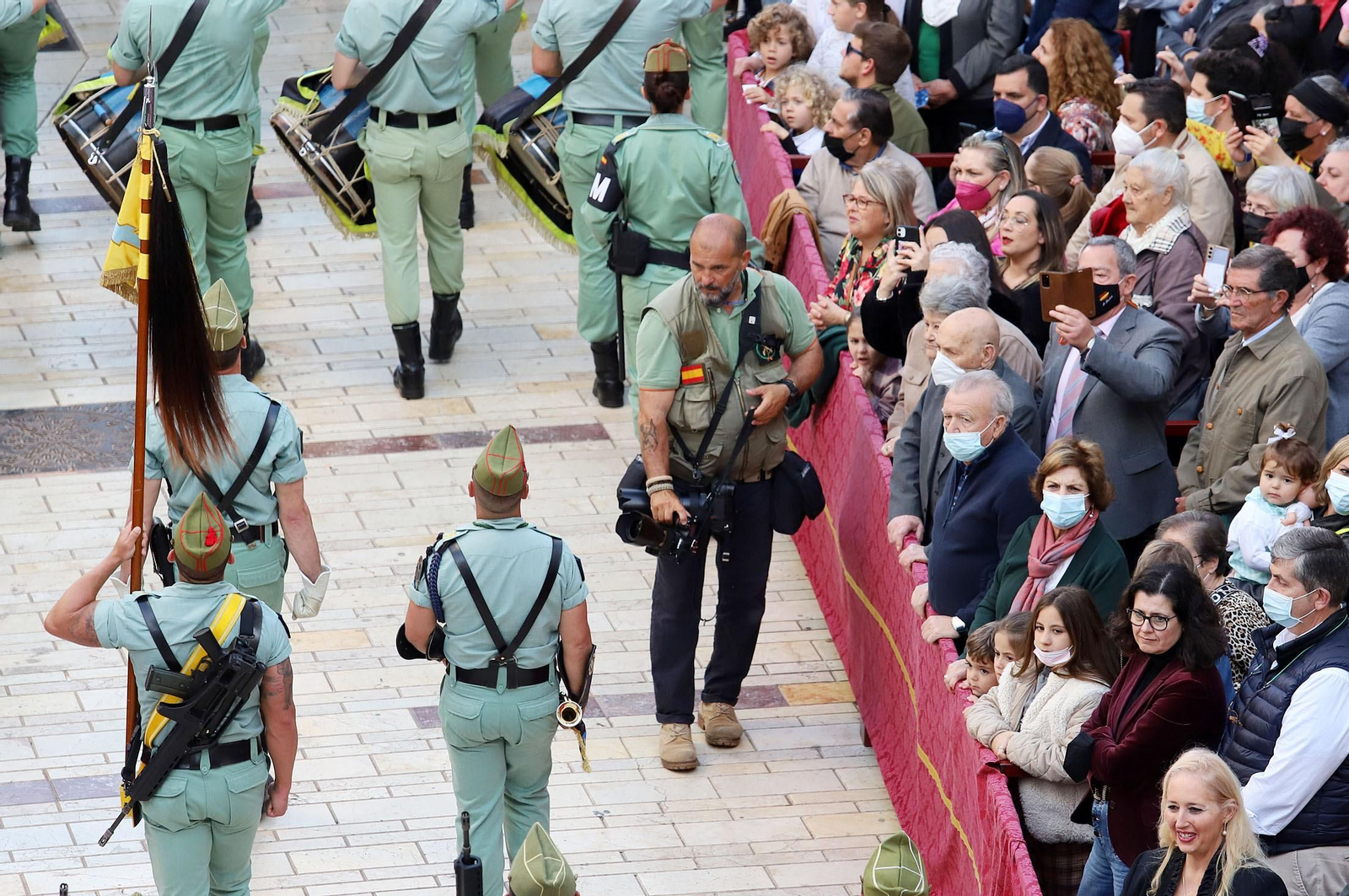 La Legión acompaña al Cristo de la Vera+Cruz en su procesión por Huelva, en imágenes
