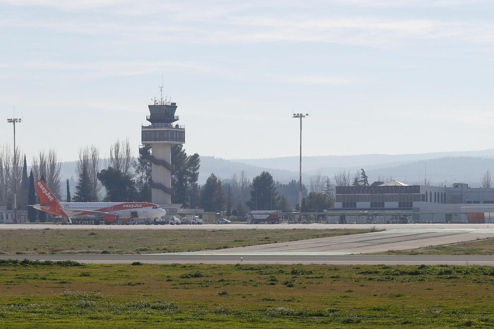 Un avión de Easyjet, en el aparcamiento del Aeropuerto de Granada