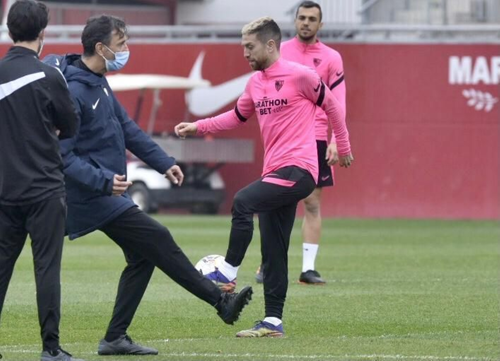 El Papu Gómez, entrenando junto a sus compañeros.