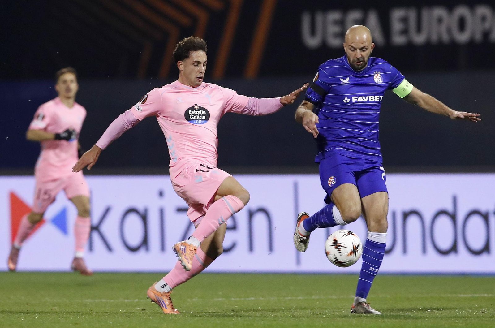 Misic es pesionado por Pablo Durán en el Dinamo-Celta.