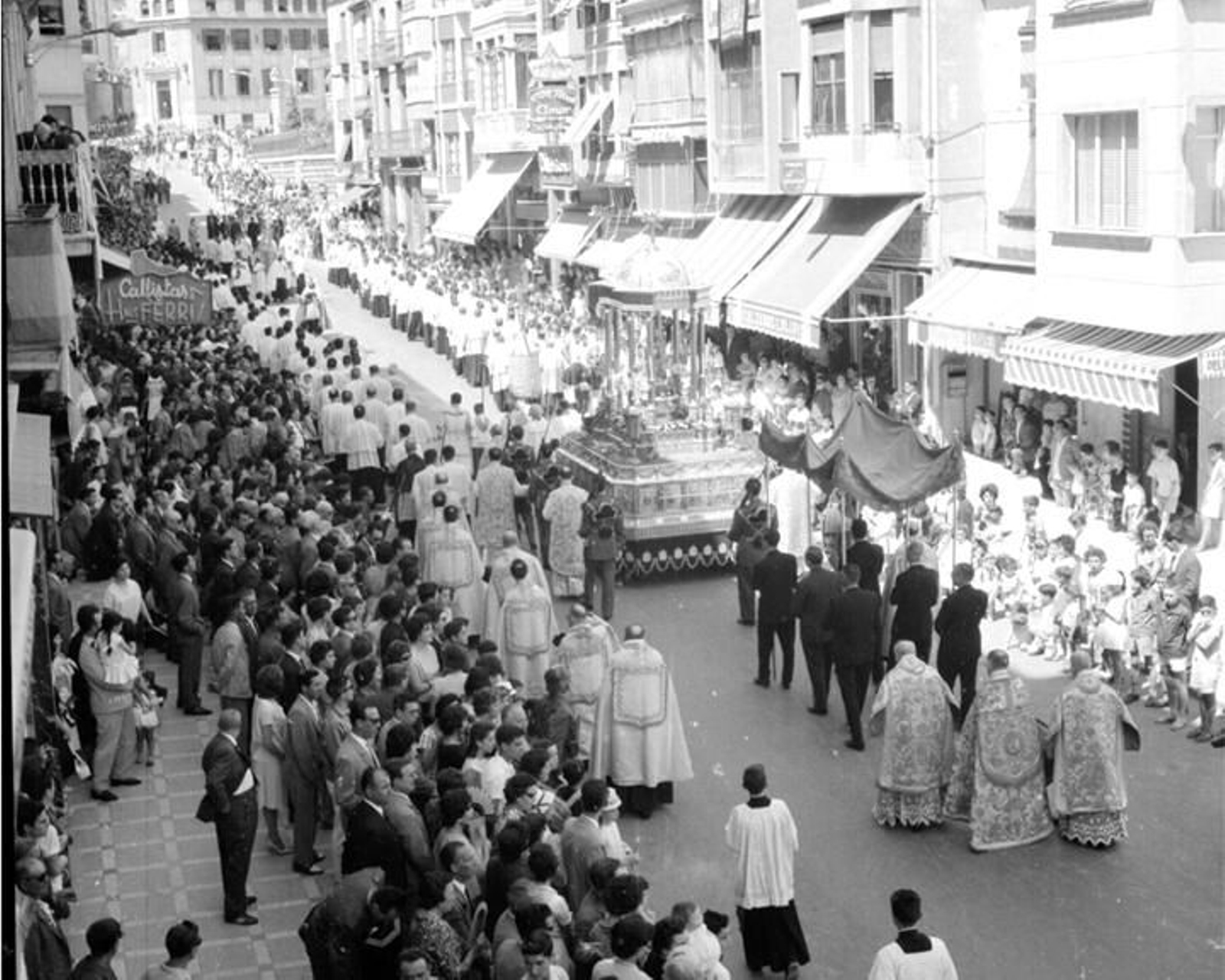 Procesión del Corpus en la calle Bernabé Soriano, 'la Carrera'.