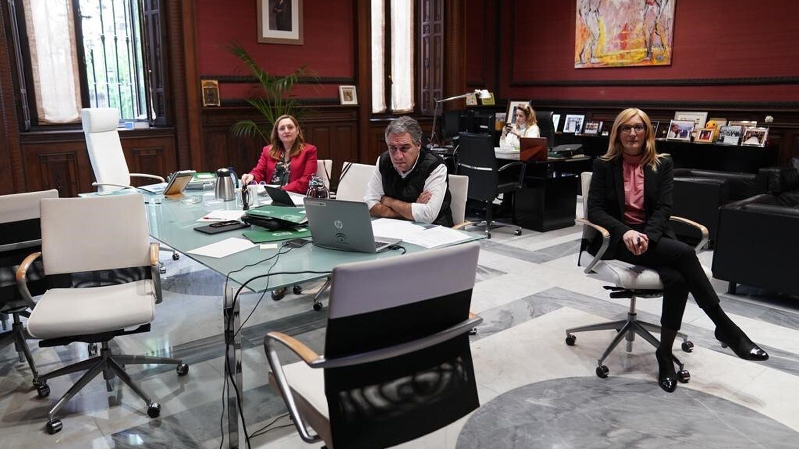 Elías Bendodo en su despacho con sus colaboradores