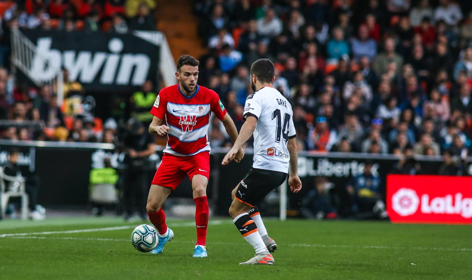 Quini encara a Gayá en una acción del encuentro