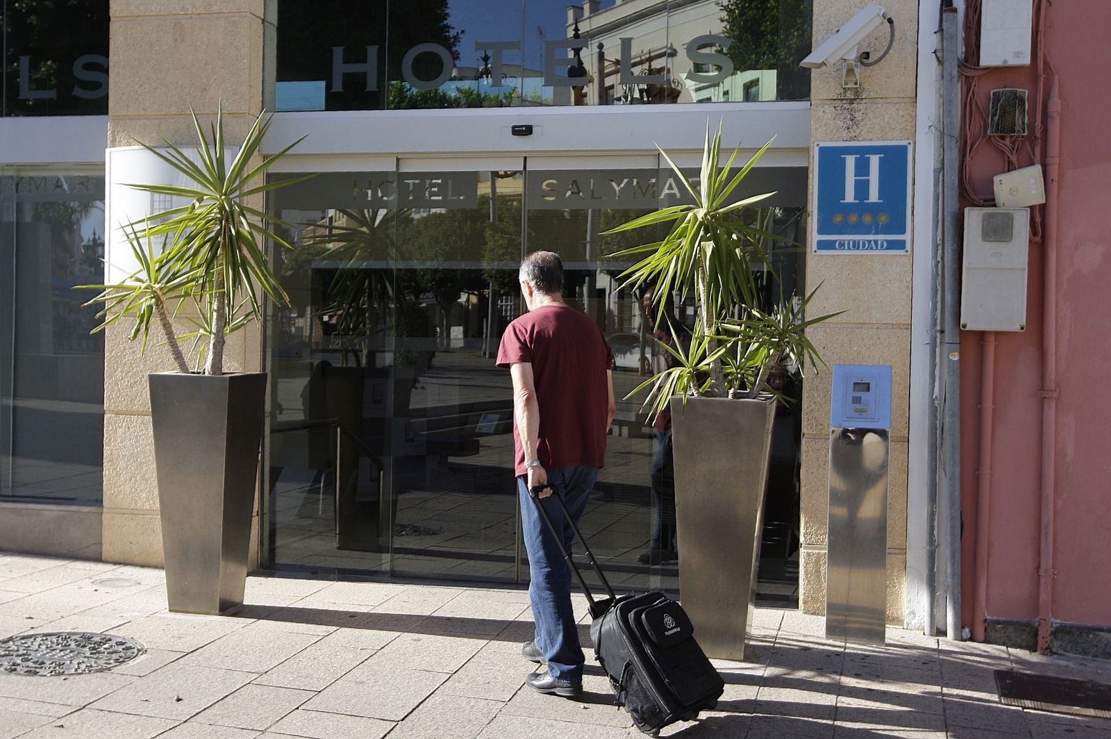 Un clientes del céntrico hotel Salymar a su llegada, con la maleta, al establecimiento hotelero en la tarde de ayer.