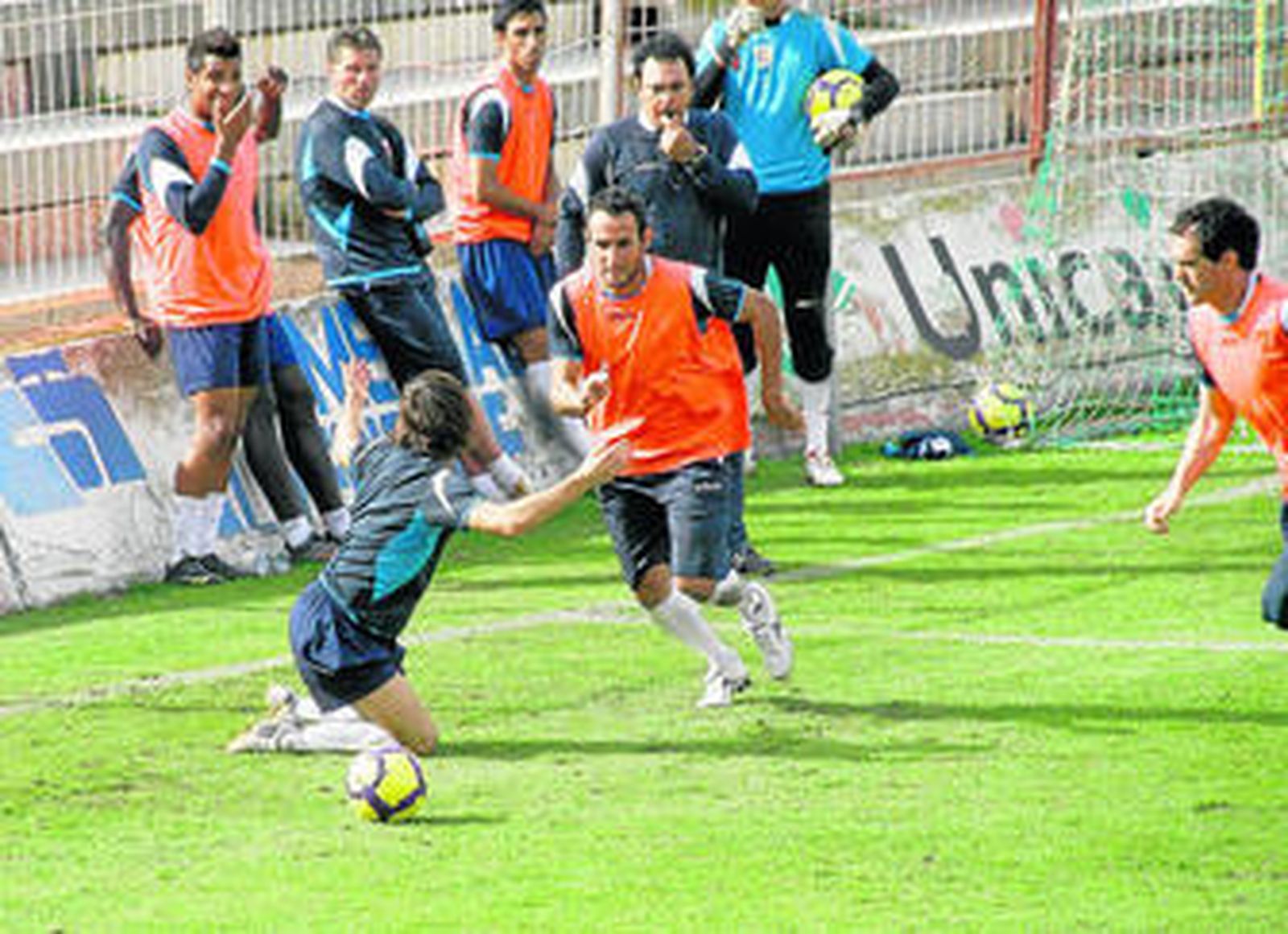 Piatti cae en el área en el partidillo de ayer al sufrir una falta de Juanma y Hugo, silbato en mano, pita la pena máxima.