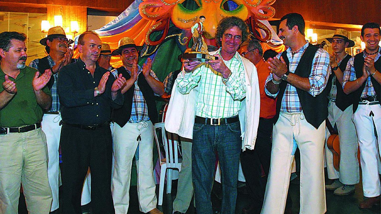 Recibiendo en 2005 un homenaje de la peña chiclanera Hombres del Campo. Recibiendo en 2005 un homenaje de la peña chiclanera Hombres del Campo.