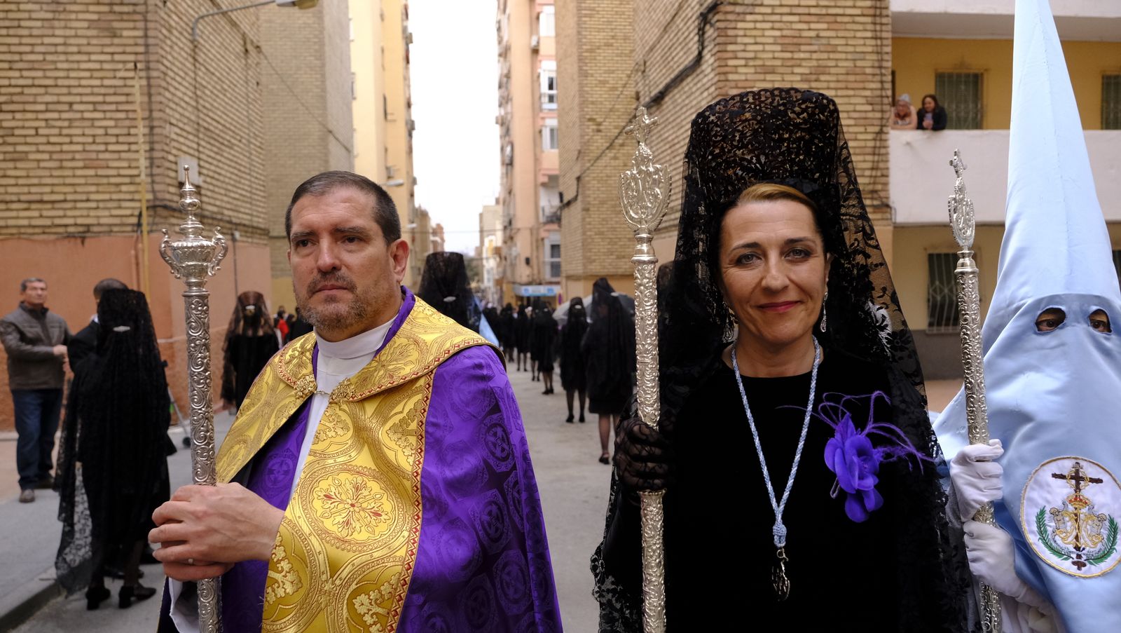 La Procesión de Los Ángeles de sobrepuso a la lluvia, en imágenes